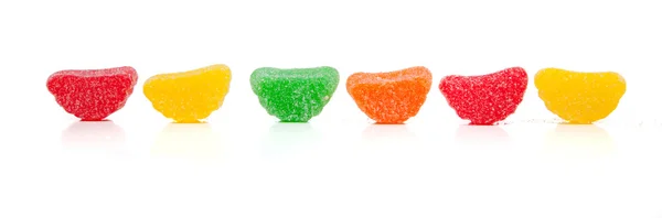 Разнообразные радужные жевательные конфеты на белом — стоковое фото