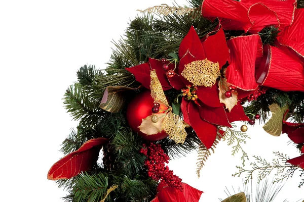 Corona de Navidad con rojo y oro sobre fondo blanco — Foto de Stock