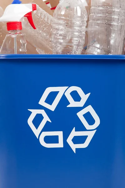 Recycle can with recyclables — Stock Photo, Image