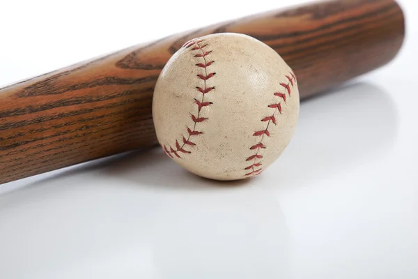 Antique baseball bat and ball — Stock Photo, Image