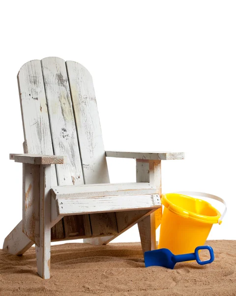 Beyaz adirondack sandalye ile kürek ve beyaz zemin üzerine kum kova — Stok fotoğraf