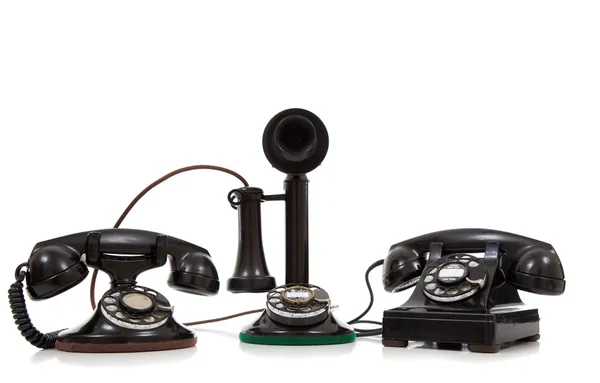 Un grupo de teléfonos antiguos sobre un fondo blanco — Foto de Stock