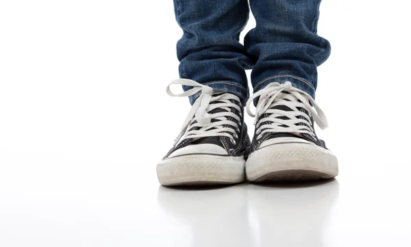 Antika, antika spor ayakkabı jeans ile beyaz zemin üzerine — Stok fotoğraf