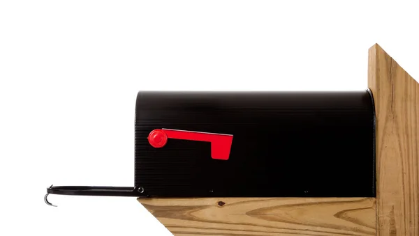 Черный почтовый ящик на деревянном столбе — стоковое фото