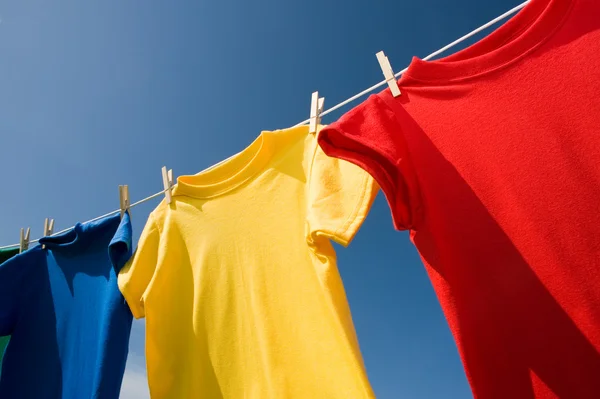 Primaire gekleurde t-shirts — Stockfoto