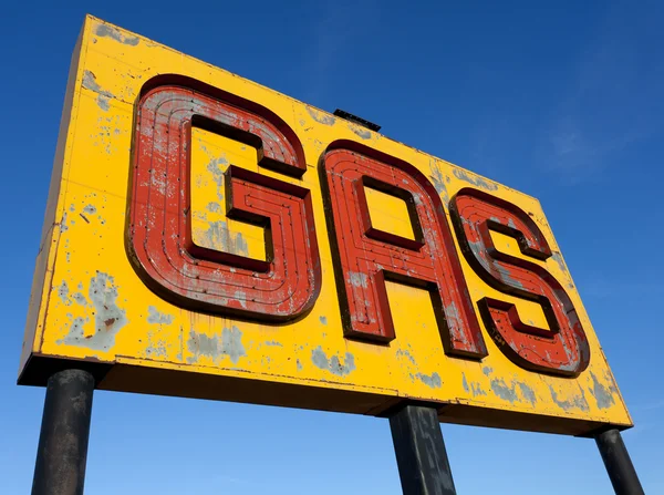 在 66 号公路上古色古香、 老式燃气标志 — 图库照片