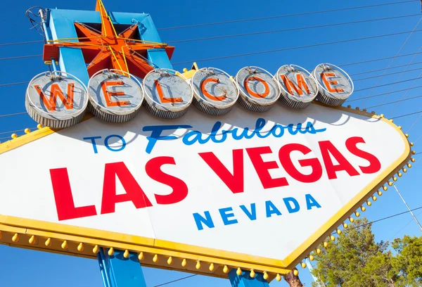 Bem-vindo ao sinal de Las Vegas Nevada em uma tarde ensolarada — Fotografia de Stock