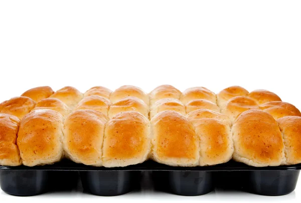 Une douzaine de petits pains cuits dans une casserole blanche avec espace de copie — Photo
