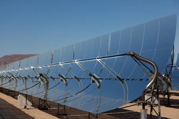 Een zonne-energiecentrale in de woestijn van Californië — Stockfoto