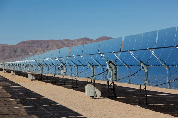 Uma usina solar no deserto da Califórnia — Fotografia de Stock