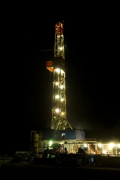 Taladro de petróleo por la noche — Foto de Stock