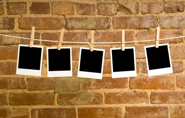 Polaroïds sur une ligne de tissu — Photo