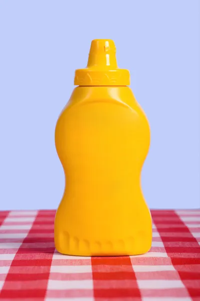 Бутылка горчицы — стоковое фото