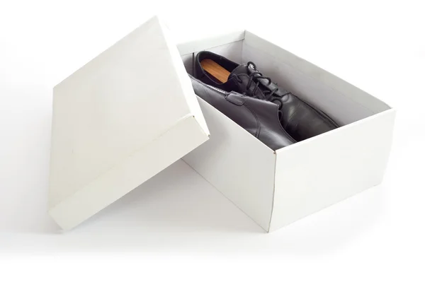 Zapatos de hombre en caja —  Fotos de Stock
