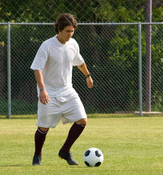 サッカー ドリブルのフットボール選手 — ストック写真