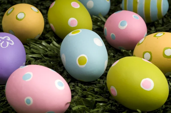 Huevos de Pascua en la hierba — Foto de Stock