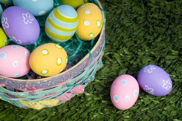 Huevos de Pascua en cesta —  Fotos de Stock