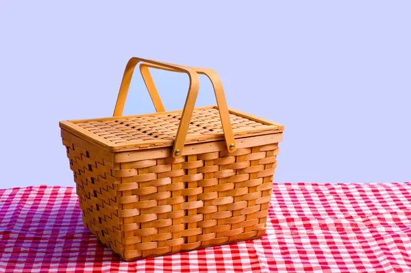 Cesta de picnic en la mesa — Foto de Stock