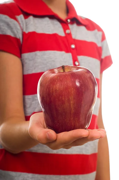 Kind bietet roten Apfel an — Stockfoto