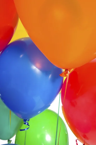 Ballons de fête sur blanc — Photo