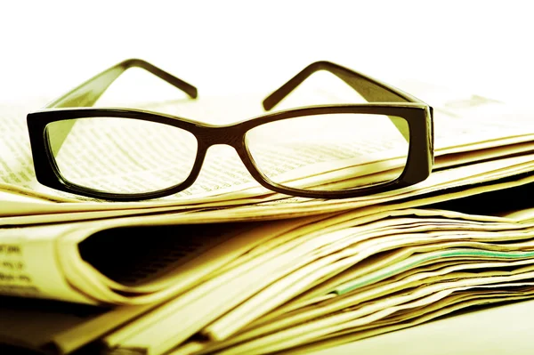 Brýle na čtení na noviny — Stock fotografie