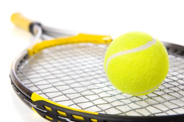 Tenis raket ve top beyaz