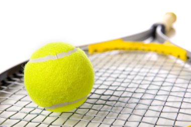 Tenis raket ve top beyaz