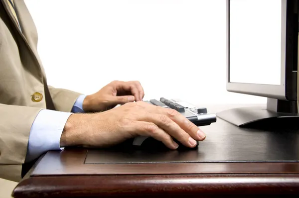 Man werkt op de computer — Stockfoto