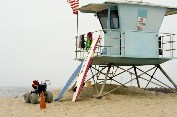 Leven bewaken shack op strand — Stockfoto