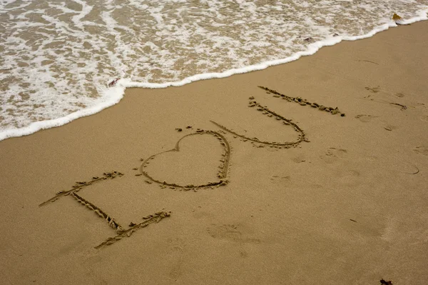 ""Miluji tě" zpráva na pláži — Stock fotografie