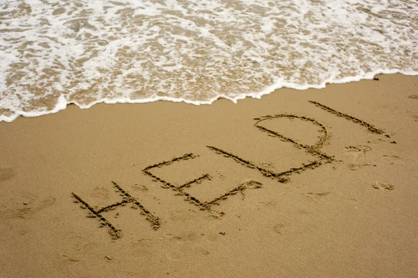 "Помощь "Сообщение на пляже — стоковое фото