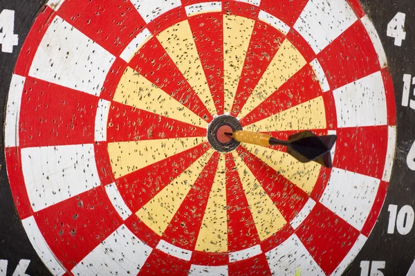 Dart i bullseye på darttavla — Stockfoto