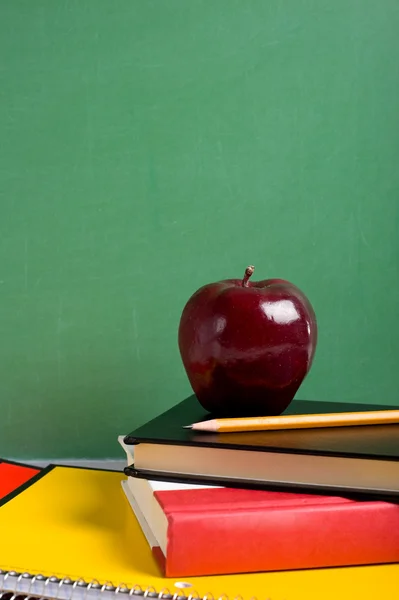 Školu knih a jablko — Stock fotografie