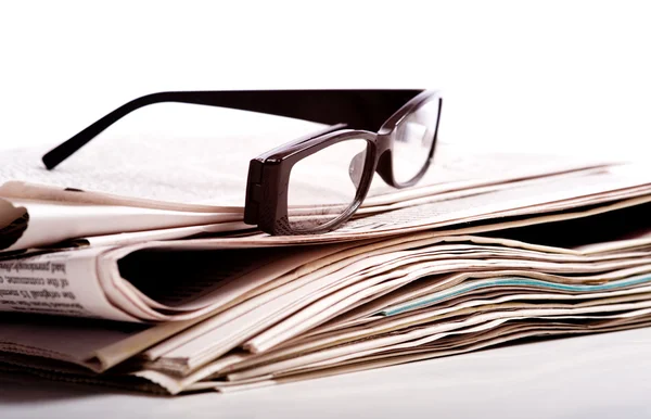 Lectura de gafas en periódicos —  Fotos de Stock