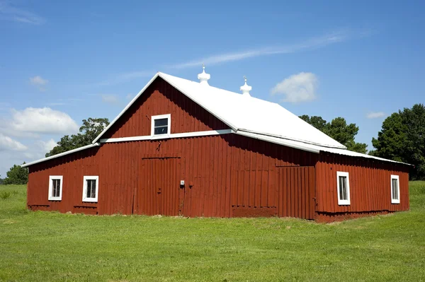 Röd lada - vacker dag — Stockfoto