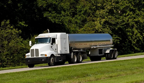 Brandstof tank vervoer vrachtwagen — Stockfoto
