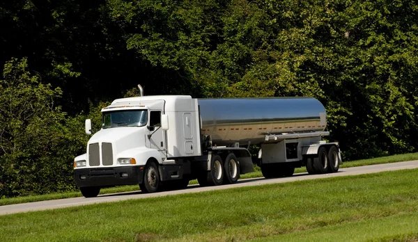 Camion de transport de carburant citerne — Photo