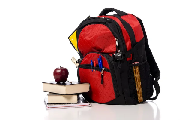 Roter Schulrucksack mit Büchern — Stockfoto