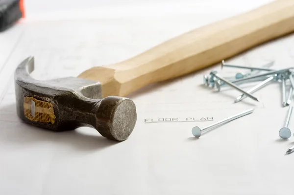 Hammer, Nägel und ein Grundriss — Stockfoto