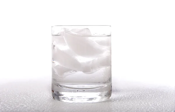 Copo de água gelada ou bebida — Fotografia de Stock