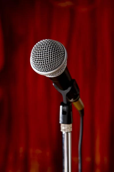 Mikrofon på röda scenen gardin bakgrund — Stockfoto