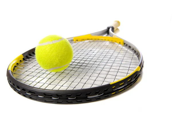 Теннисная ракетка и мяч на белом — стоковое фото