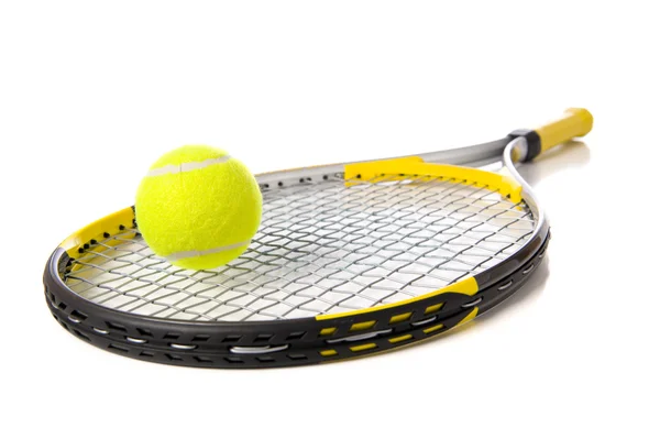 Tennisracket och boll på vit — Stockfoto