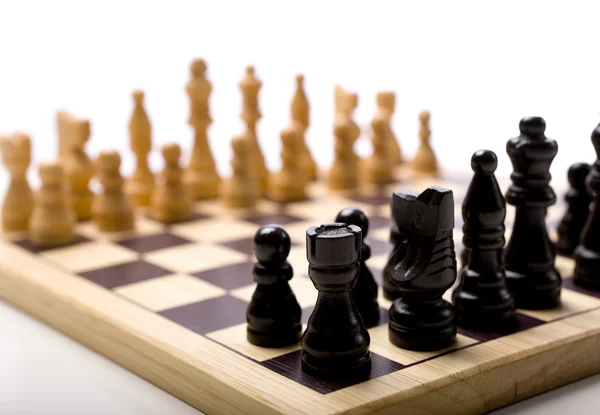 Beyaz arka plan üzerinde set satranç — Stok fotoğraf