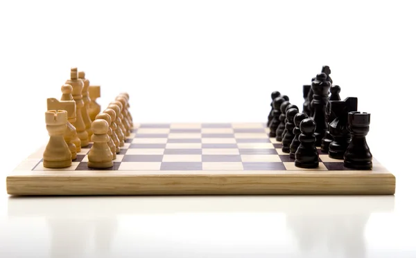Beyaz arka plan üzerinde set satranç — Stok fotoğraf