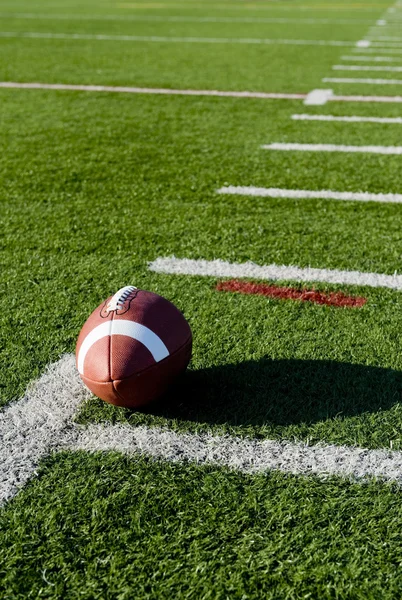 American Football auf dem Spielfeld — Stockfoto