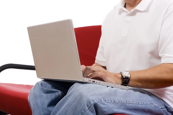 Jongeman werkt aan laptop — Stockfoto