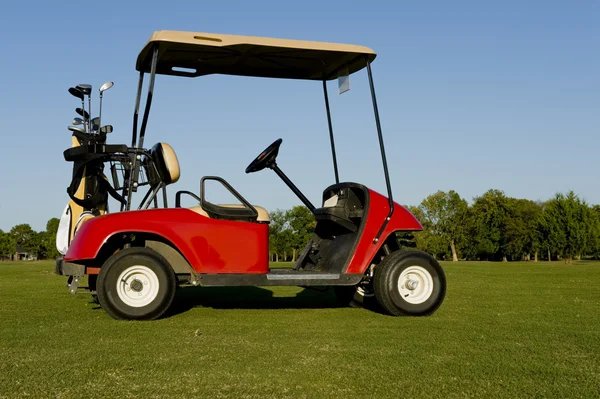 Красная корзина для гольфа или багги — стоковое фото