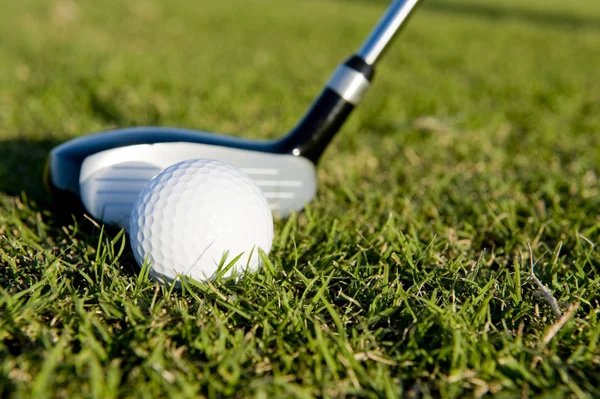 Clube de Golfe e Bola em Fairway — Fotografia de Stock
