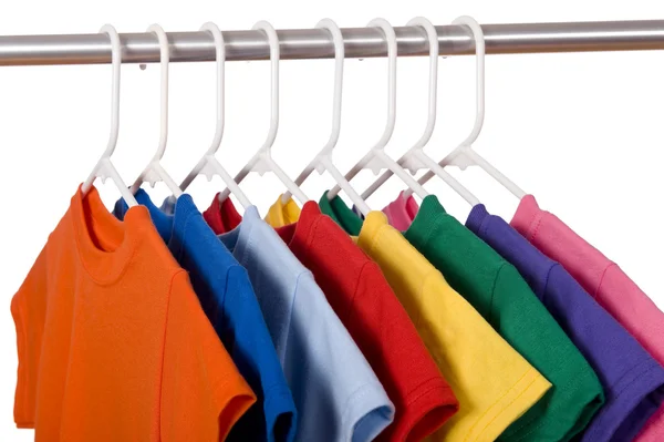 Bunte T-Shirts auf weiß — Stockfoto